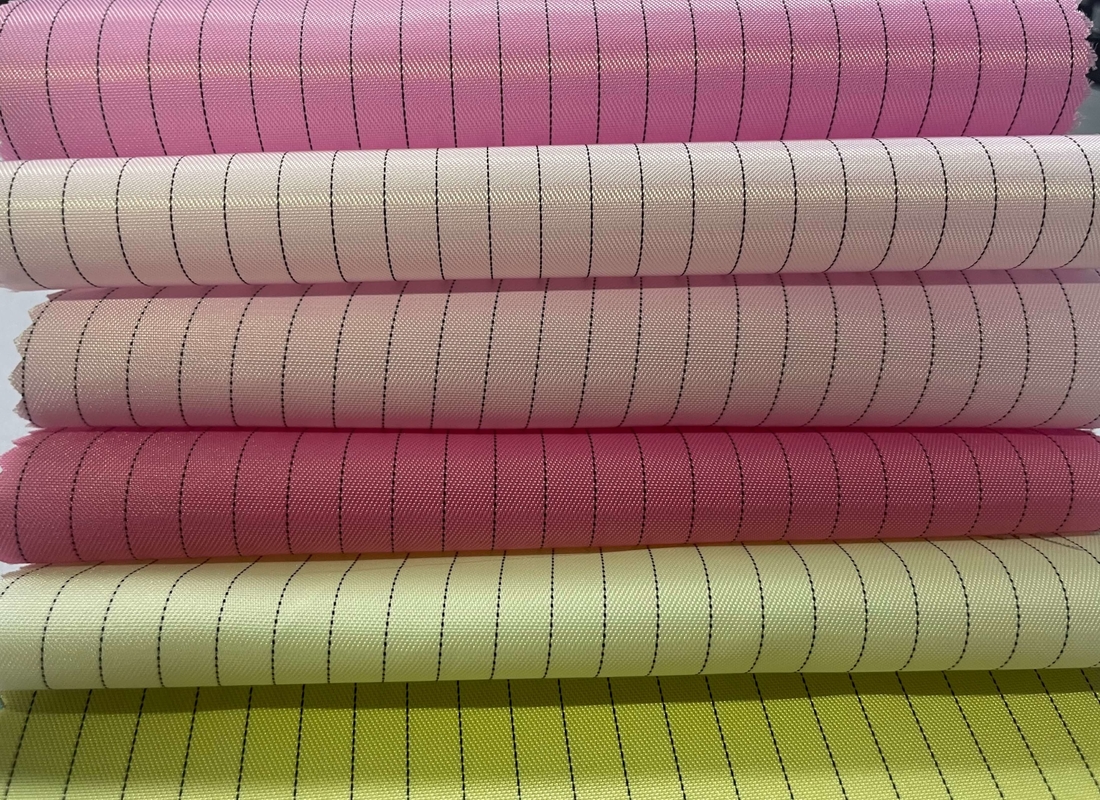 5mm/4mm Grid/Strip ESD Polyester/Cotton Kain Konduktif Elektrik Dengan Peluruhan Statis 0,1 detik
